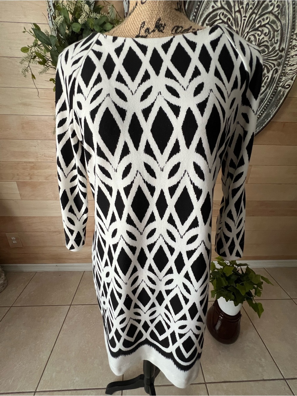 Just Taylor Black & White Geometric Knit Dress Size 4